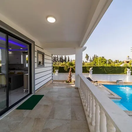 Marvelous Villa With Private Pool In Muratpasa